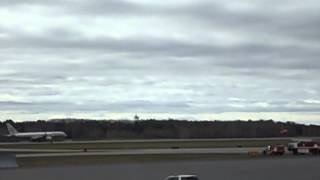 preview picture of video 'American Airlines Landing, Bangor, Maine - Boeing 757 - Successful Emergency Landing'