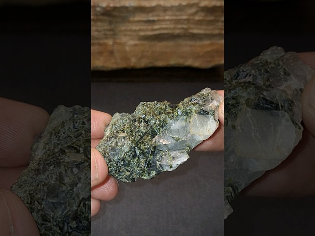 حجر خام طبيعي به العدييد من البلورات تحفة للإقتناء...