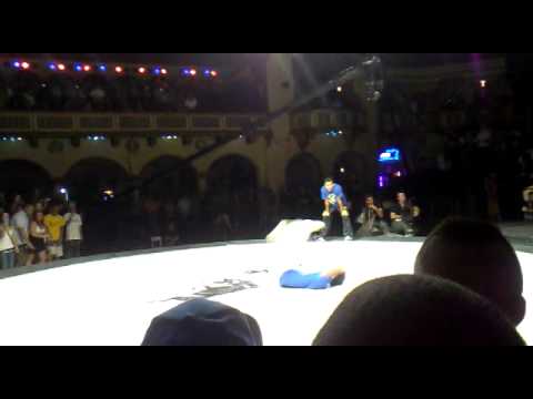 Red Bull BC One Chicago Qualifier  2011 - Vicious Victor vs Gravity