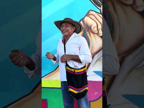 En Morroa, Sucre, el maestro Rober Domínguez le saca música a las hojas de limón.