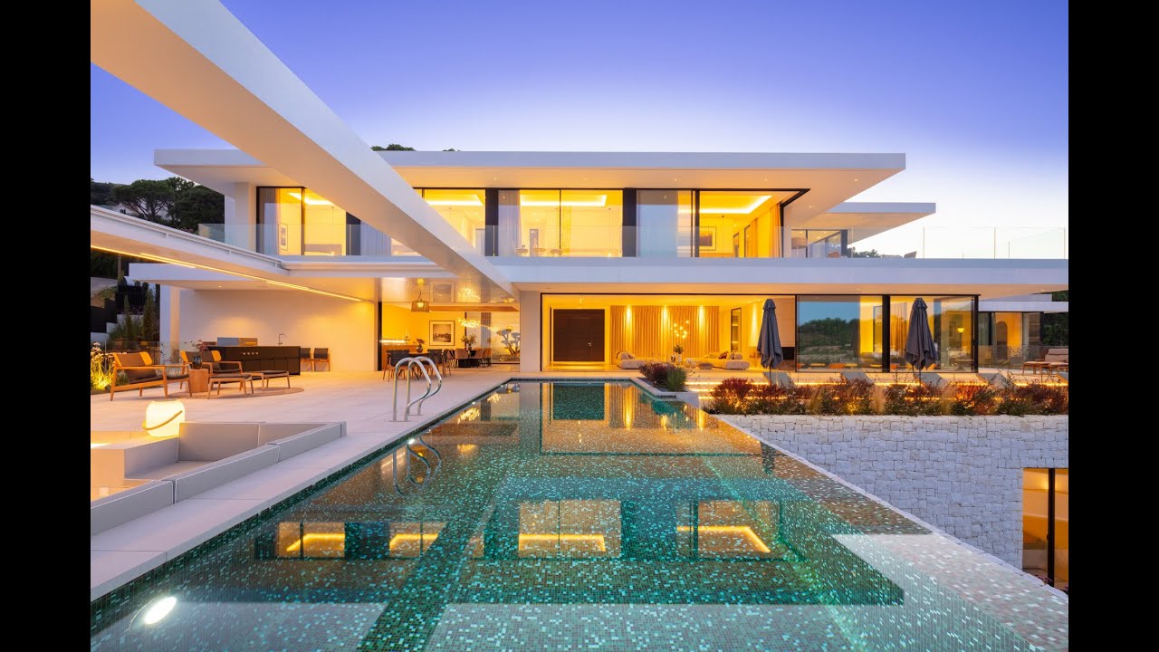Villa for sale in El Madroñal, Benahavis