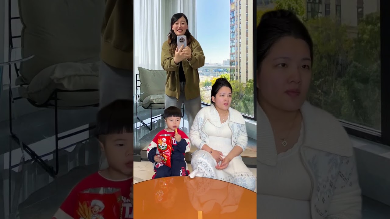 Baby’s trick is brilliant to keep Mom from stealing his snacks 🤭 / 엄마한테 간식 빼앗길까 봐 아기가 정말 대단한 방법을 썼어요