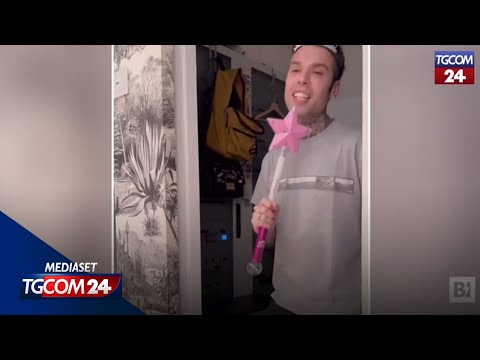Fedez si trasforma in Elsa
