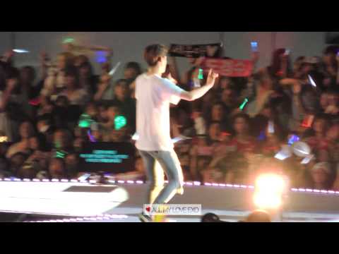 140815 SMTOWN CONCERT / ENDING - SEHUN 팔랑팔랑 팬들에게 인사하는 세훈이, 세훈아 조심히 걷자~ (feat. 샤이니 태민이와 귓속말*_*)
