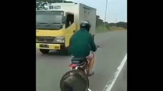 Download lagu pengendara cb di suru wheelie sama temannya endingnya tak terduga🤣🤣🤣🤣🤣🤣🤣🤣(Fun)#Shorts#Repost#cb#500M mp3 Download lagu pengendara cb di suru wheelie sama temannya endingnya tak terduga🤣🤣🤣🤣🤣🤣🤣🤣(Fun)#Shorts#Repost#cb#500M mp3