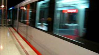 preview picture of video 'Metro Bilbao - Bilboko metroa. Line 2 EMU to Santurtzi leaves Portugalete station.'