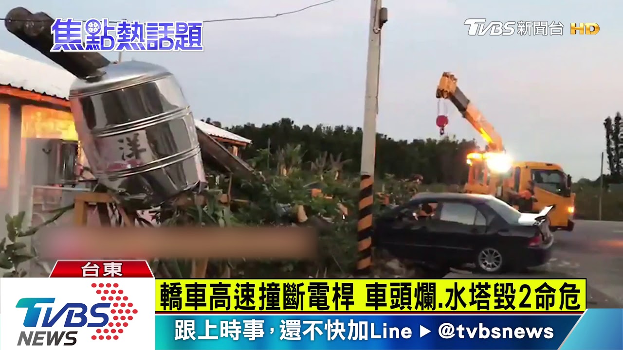 衝撞對向！轎車失控撞電桿　險波及民宅
