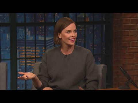 ¡Hay días que no damos pie con bola! 🤣 ¡A Charlize también le pasa! #charlizetheron #humor #shorts