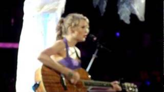 Taylor Swift covers Gwen Stefani &quot;The Sweet Escape&quot;