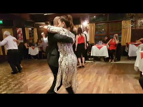 Maestro argentino en la pista bailando milonga. Ricardo Viqueira