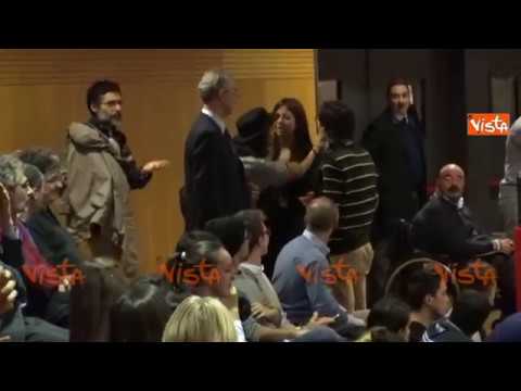 Contesta il Ministro Fedeli, studente trascinato via dall'Aula dell'Università