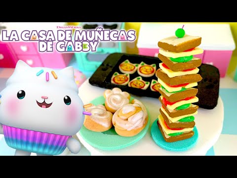 ¡Haciendo pequeños dulces en la cocina de  Pastelillo! | LA CASA DE MUÑECAS DE GABBY