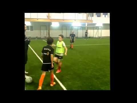 5 underbara minuter i kombihallen med en tung futsalboll. Här krävs bollkontroll!