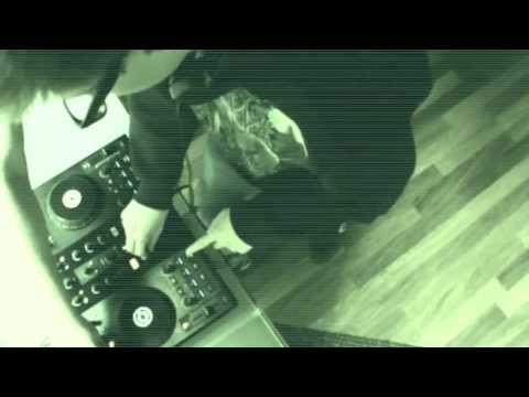 Daft Punk vs. Skrillex - Caution & Crisis Mashup - Traktor Kontrol S2 - Get Lucky/Goin' In