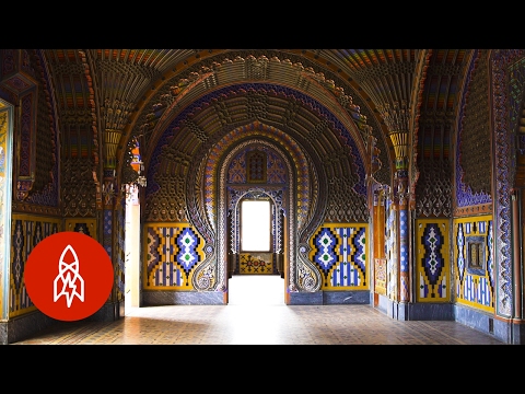 意大利的一座彩色城堡空空如也 (A Colorful Castle Sits Empty in Italy)