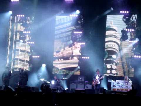 Oasis' last ever gig, V festival 2009 North. 'Live forever' - angry Liam!