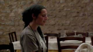 preview picture of video 'Temi singing beautifully in Norcia'