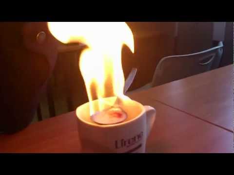 Studenci ogrzewają się na zajęciach