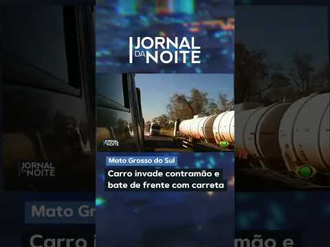 Carro invade contramão e bate de frente com carreta