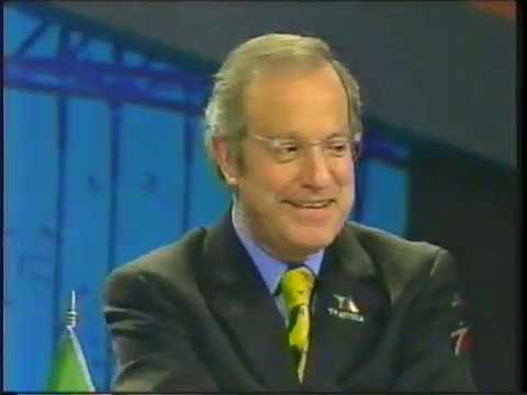 Victor Trujillo como el charro amarillo en los protagonistas