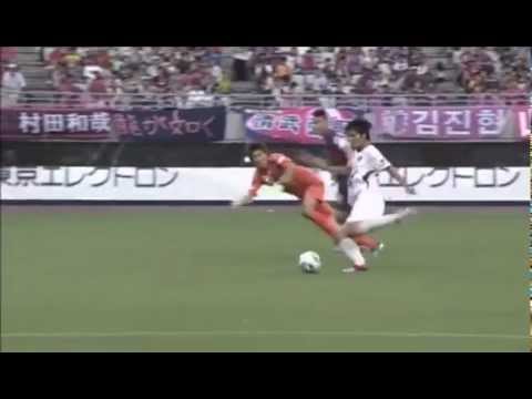 Gol na malandragem do atacante apreveitando o mole do goleiro de por a bola no chão