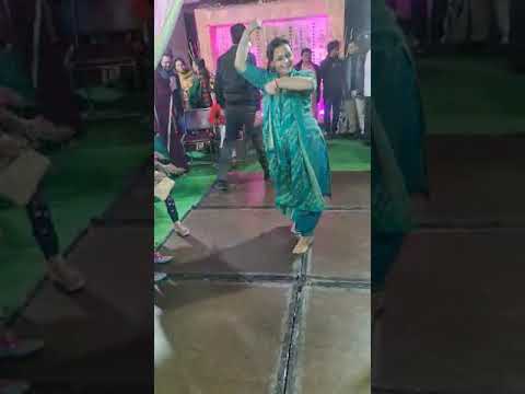 meri maa ne laga diye solah button...mehndi performance#bollywoodsongs #merimaane