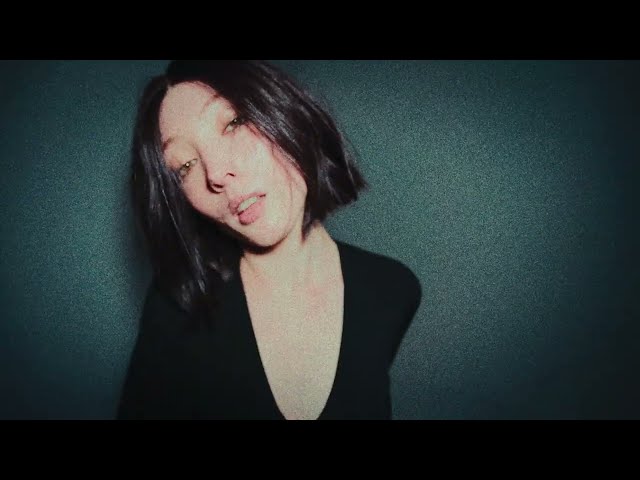 Video zu 'Freaked Out' ansehen Video zu 'Freaked Out' ansehen