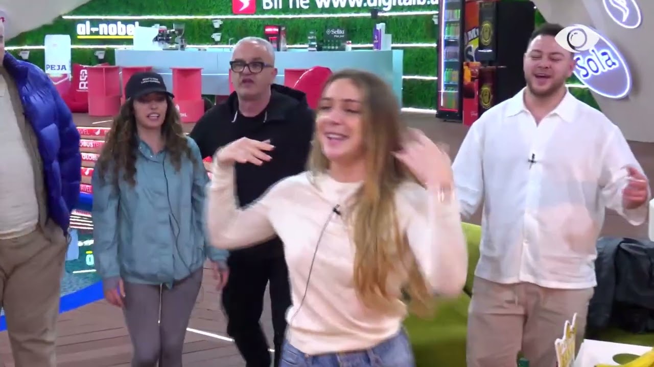 Momente pozitive në shtëpi, banorët këndojnë së bashku në oborr