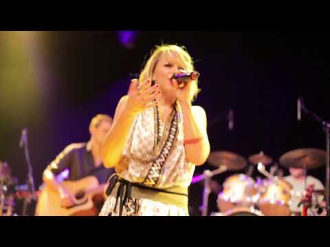 Jo Elle  & The Mighty Roots (Live)