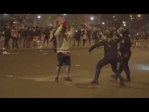 Perú: Manifestante Peruano se defiende de la brutalidad de la policía