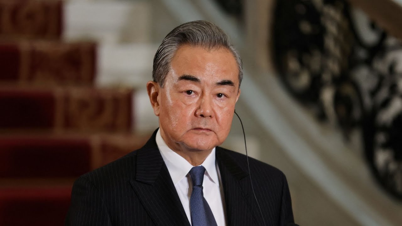 01直播LIVE｜2025-05-29　外長王毅抵達香港機場　訪港三天將赴會展調解公約簽署儀式｜01新聞｜王毅｜機場｜外訪｜調解公約
