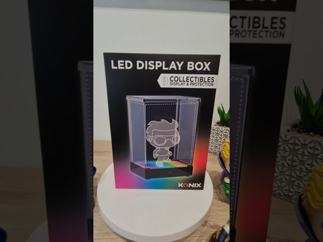 Vídeo relacionado con Konix Vitrina LED Display Box Figura - Compatible con Funko Pop, Banpresto Qposket, Figuras Inferiores a 9 x 9 x 14 cm - Iluminación RGB - Cable USB