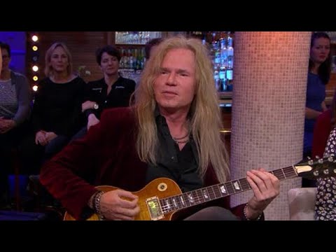 Hoe bespeel je een Gibson gitaar? Adje geeft les! - RTL LATE NIGHT