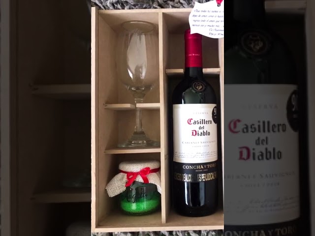 Vídeo relacionado con Genérico Caja de Vino Personalizada Foto y Texto Regalo Personalizado Pareja Amigo Amiga Novio Novia San Valentín Cumpleaños (Caja 2 Botellas)