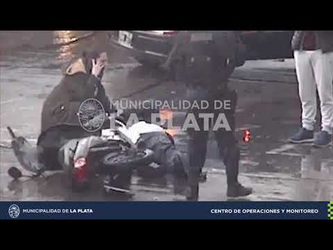 Mirá el violento accidente entre un auto y una moto