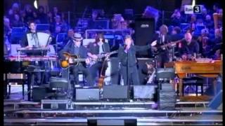 Lucio Dalla - L&#39;anno che verrà (live con De Gregori 2011)