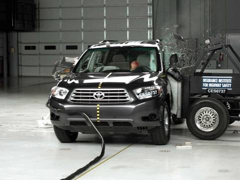 2008 Toyota Highlander side IIHS crash test