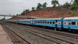preview picture of video '12051 Dadar - Madgaon Janshatabdi express arriving at thivim goa railway station with new coaches'