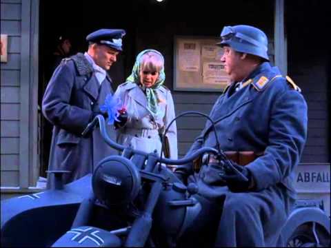 Oberst Klink muss Motorrad fahren