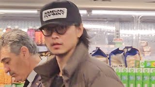 Download lagu 20260302 Kento YAMAZAKI 山崎賢人 Arrival in Paris 🇫🇷 at CDG Airport ✈️ for YSL show, March 2 2026  mp3