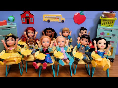 Elsa & Anna toddlers - back to school 2022 - Barbie is the teacher - lockers