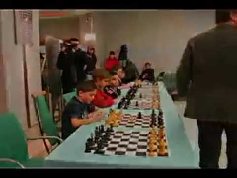 Tomas Krak hra simultanku s detmi v Bratislave