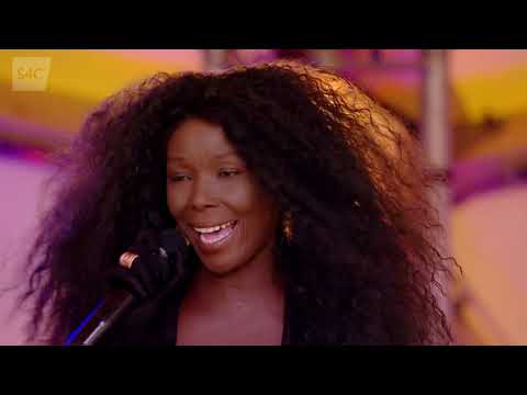 Dacw 'Nghariad Lawr yn y Berllan - Dionne Bennett a Band Pres Llareggub | Sioe Eisteddfod Amgen 2020