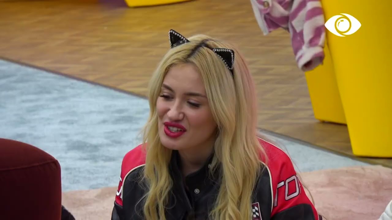 Banorët mblidhen të luajnë lojën me shishe