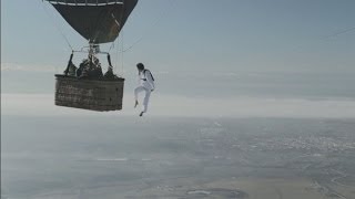 TIGHTROPE FAIL: Daredevils attempt to walk between two hot air balloons at 10,000ft