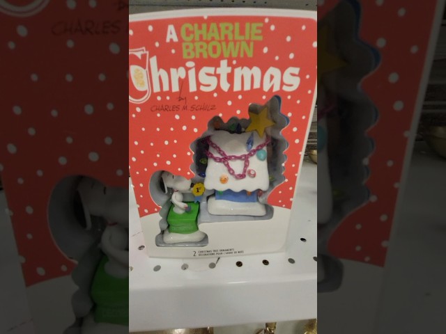 Vídeo relacionado con Hallmark Peanuts Snoopy and Holiday Doghouse Adornos de Navidad, Juego de 2