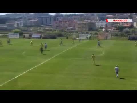 Jogador do Canelas agride árbitro