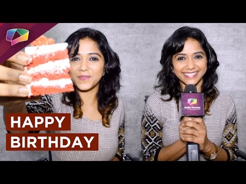 Yashashri Masurkar cuts the cake !