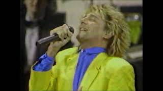 Rod Stewart performs Sittin&#39; on the Dock of the Bay