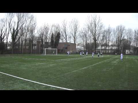 Bjorn Hol scoort tegen Drechtstreek D1 de 1-0 (9 februari 2013)